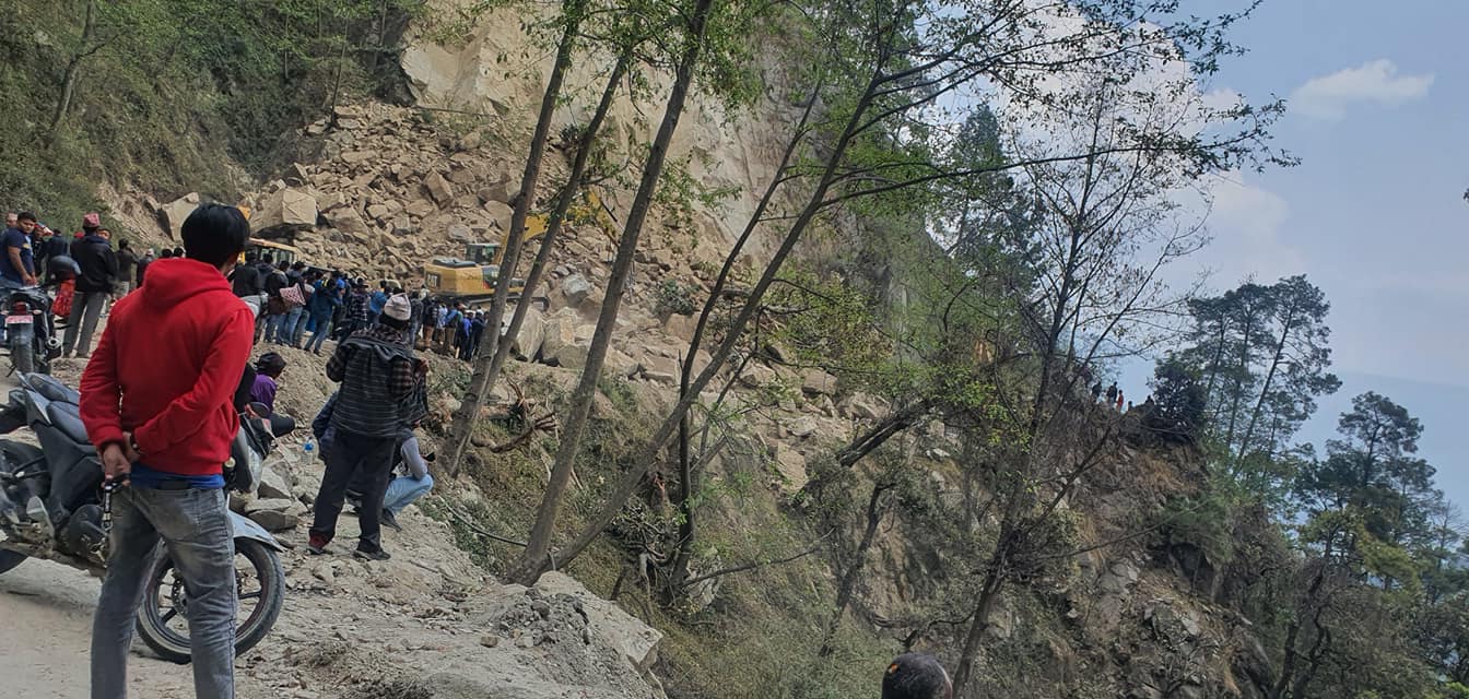 डडेल्धुराको साहुखर्कमा सुख्खा पहिरो खस्दा भीमदत्त राजमार्ग अवरुद्ध 